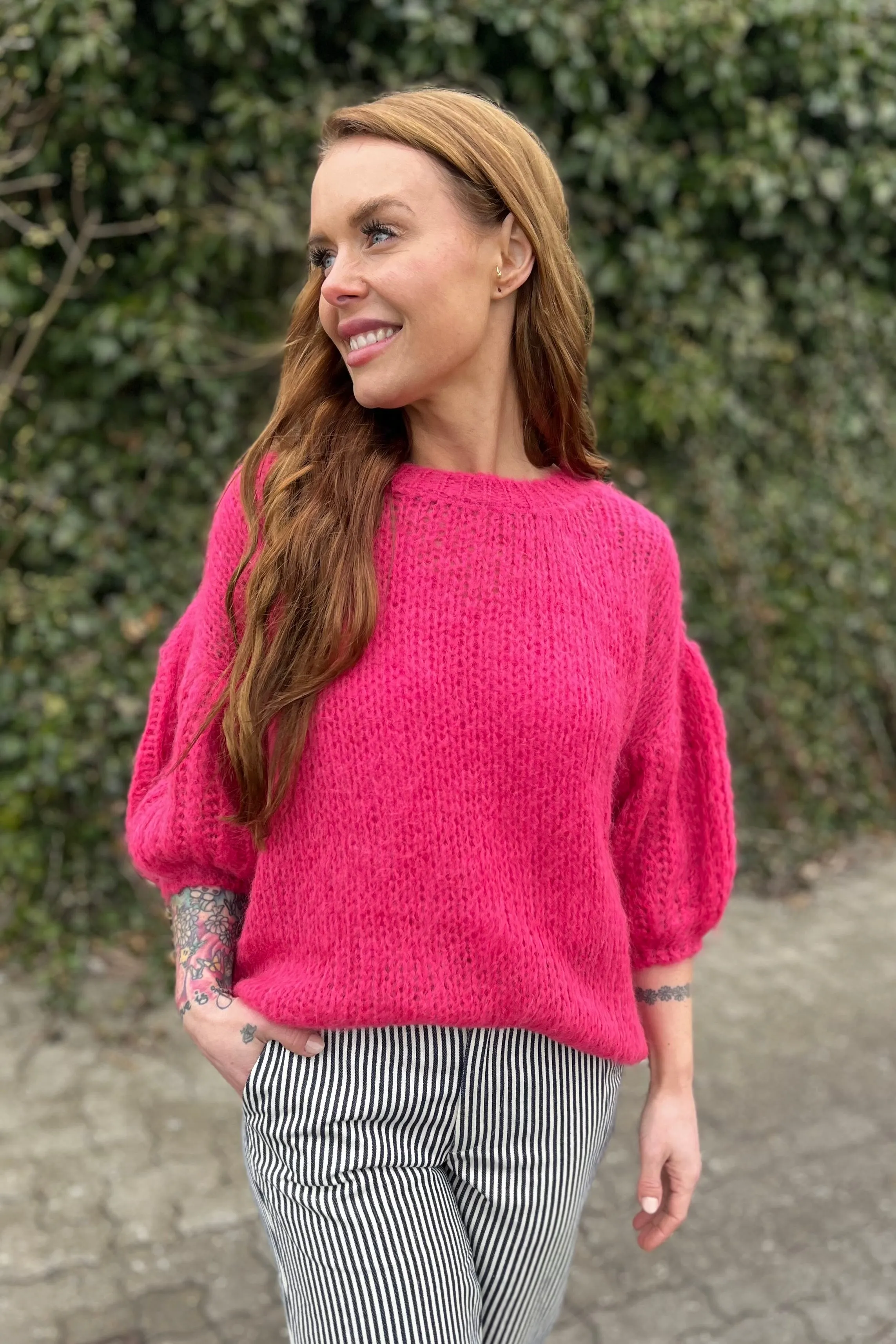 Casey Puff Sleeve Jumper | Deep Pink | Strik fra Black Colour