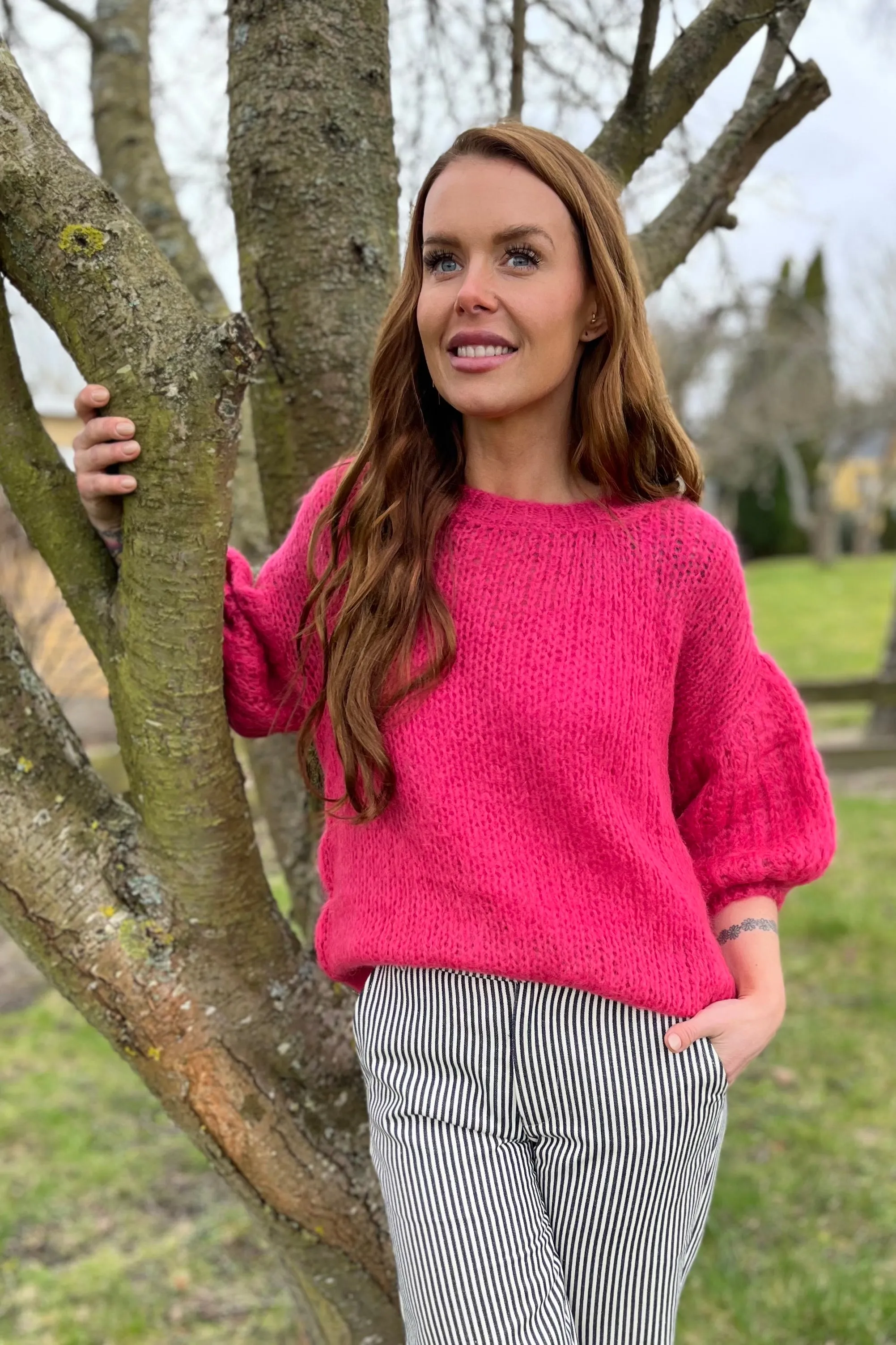 Casey Puff Sleeve Jumper | Deep Pink | Strik fra Black Colour