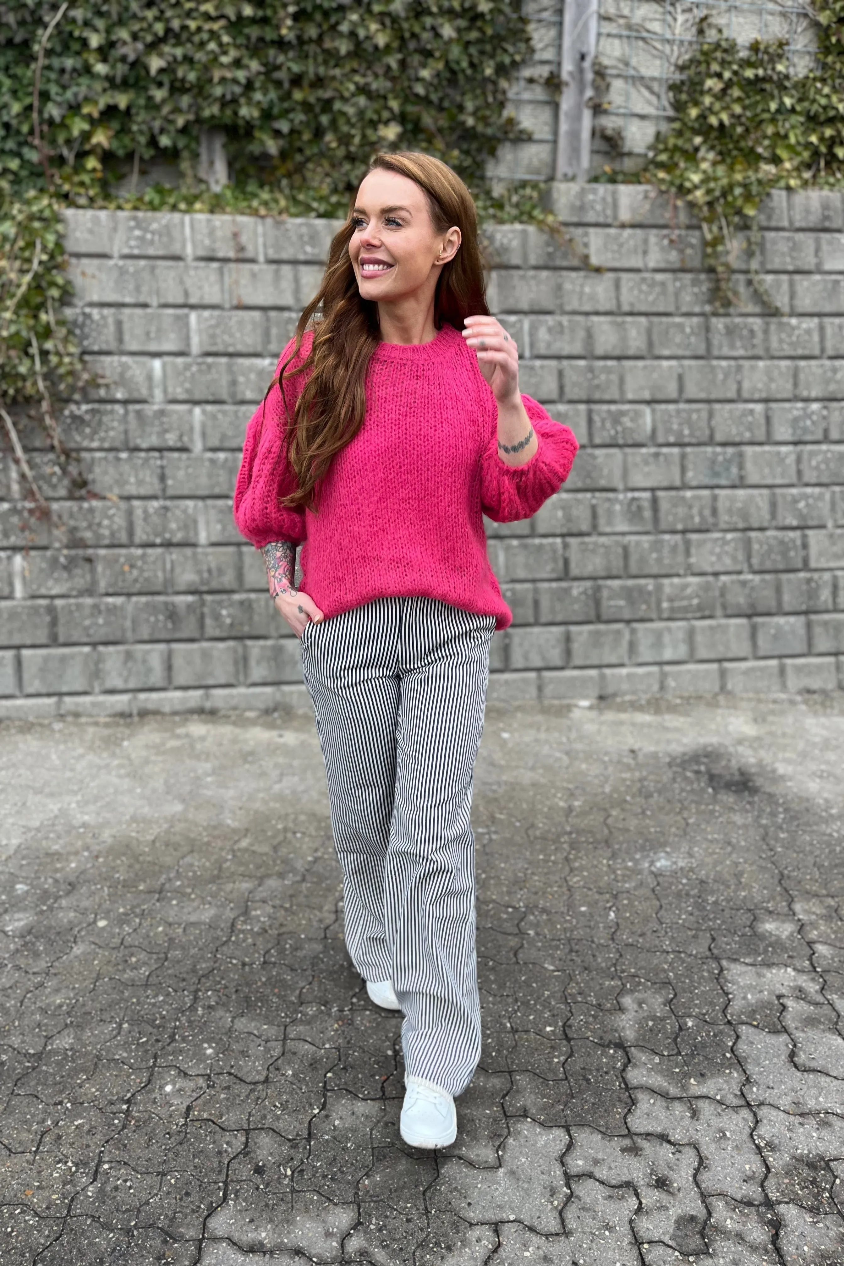 Casey Puff Sleeve Jumper | Deep Pink | Strik fra Black Colour