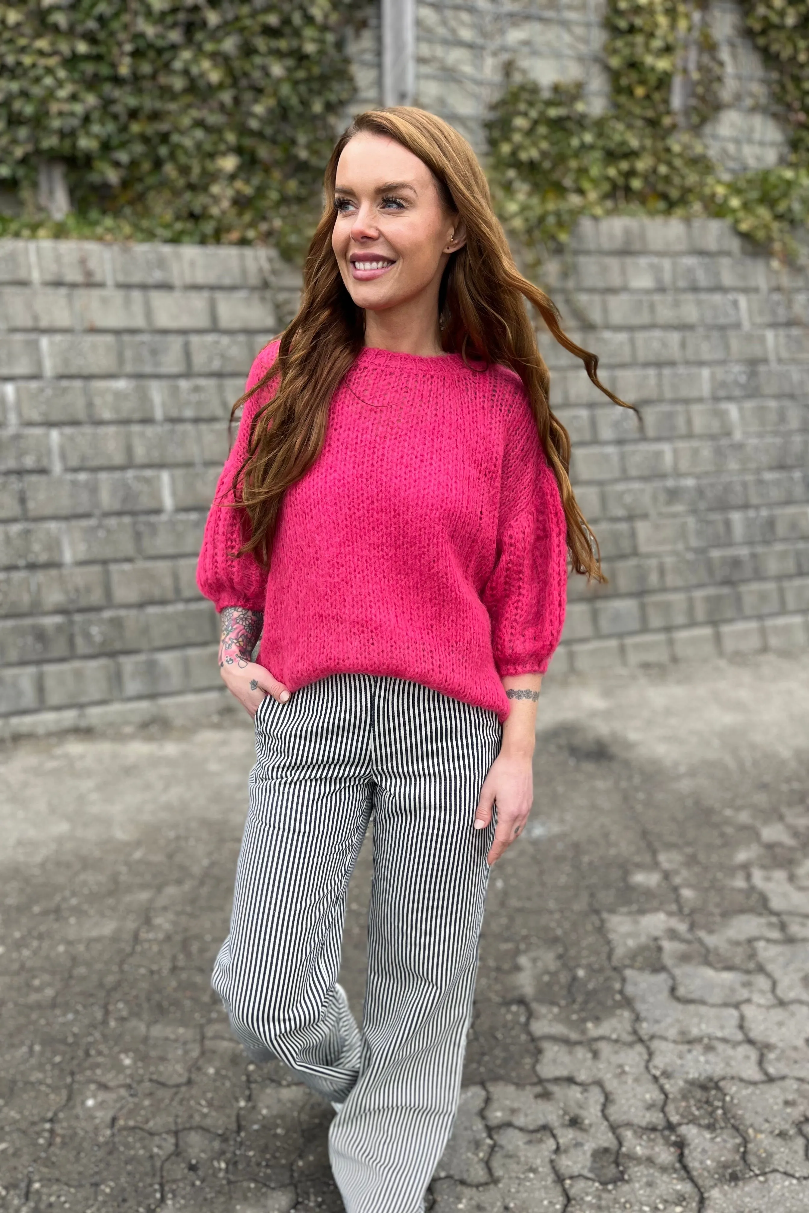 Casey Puff Sleeve Jumper | Deep Pink | Strik fra Black Colour