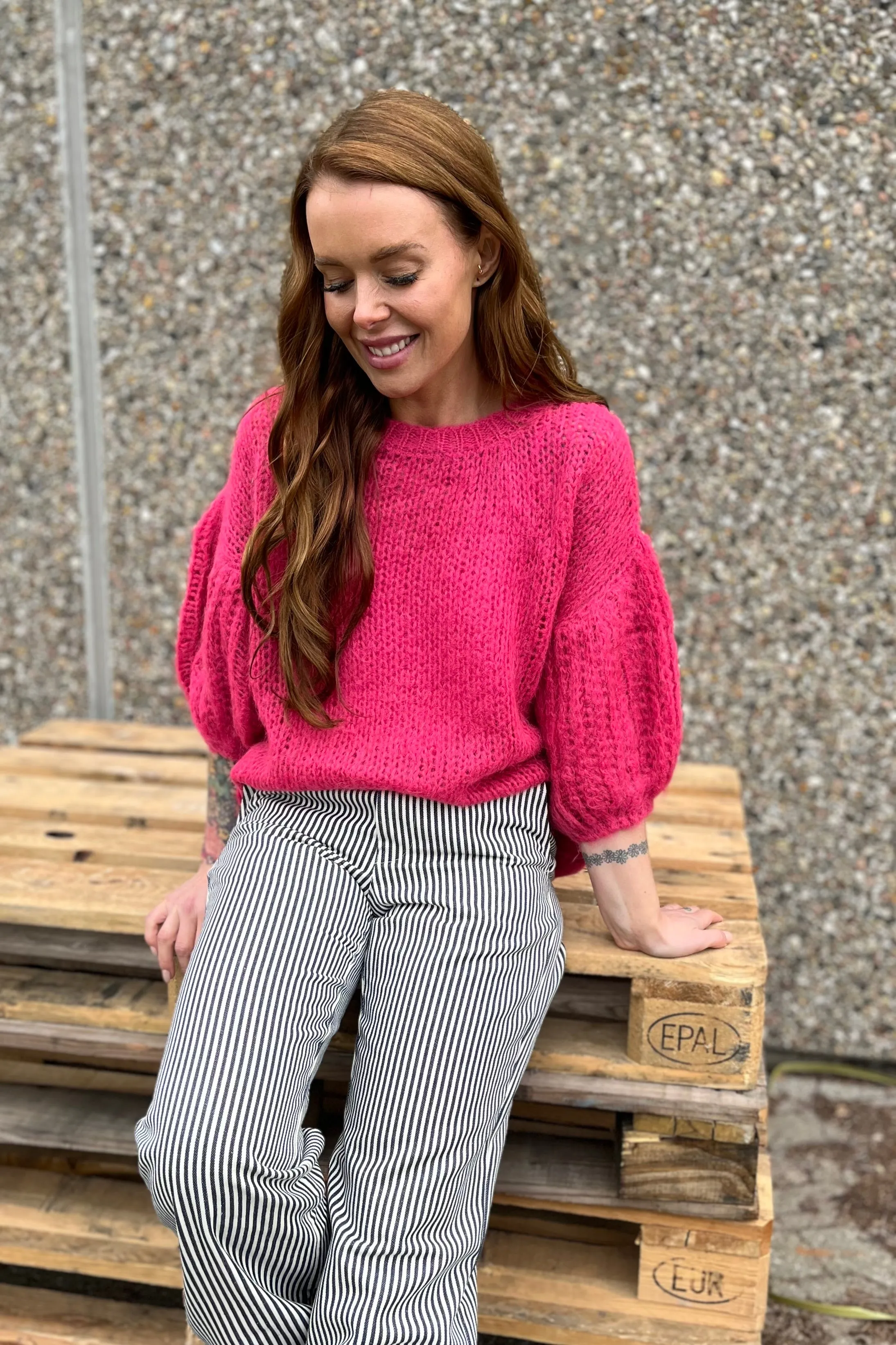 Casey Puff Sleeve Jumper | Deep Pink | Strik fra Black Colour