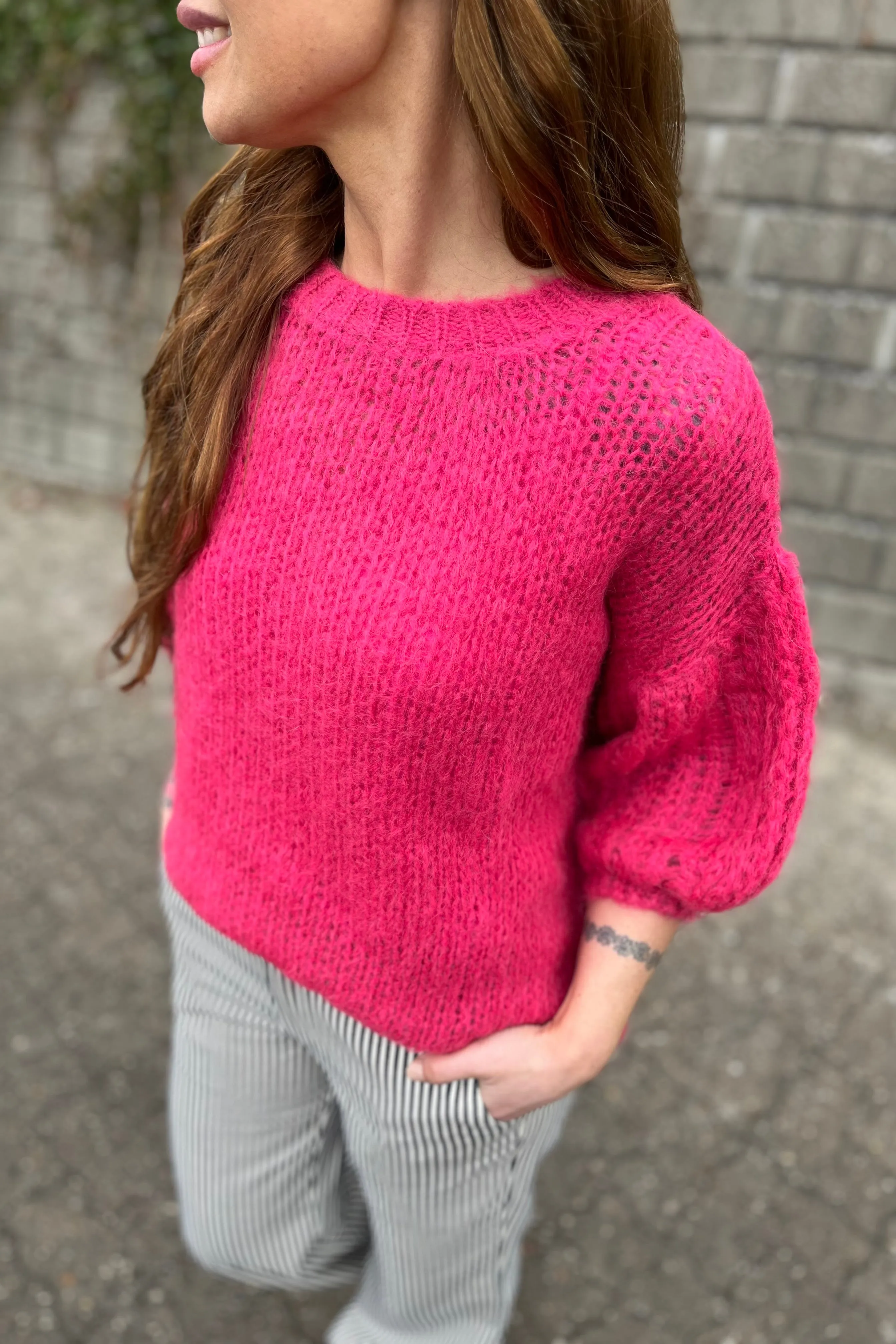 Casey Puff Sleeve Jumper | Deep Pink | Strik fra Black Colour