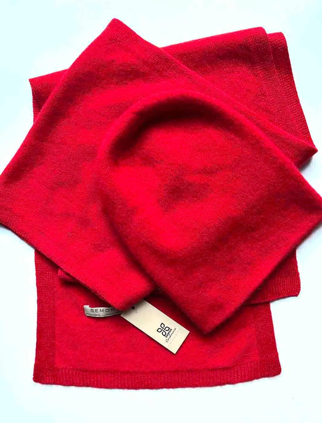 Cashmere hat, scarf and gloves set in red