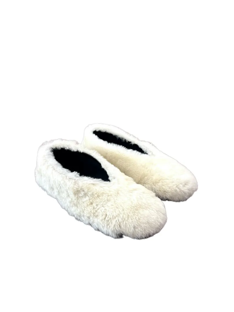 Khaite White shearling ballerina flats. Size: 38