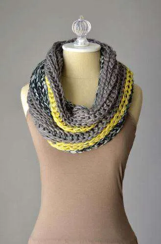 Racing Cowl by Universal Yarn Design Team  *Universal Yarns Pattern*